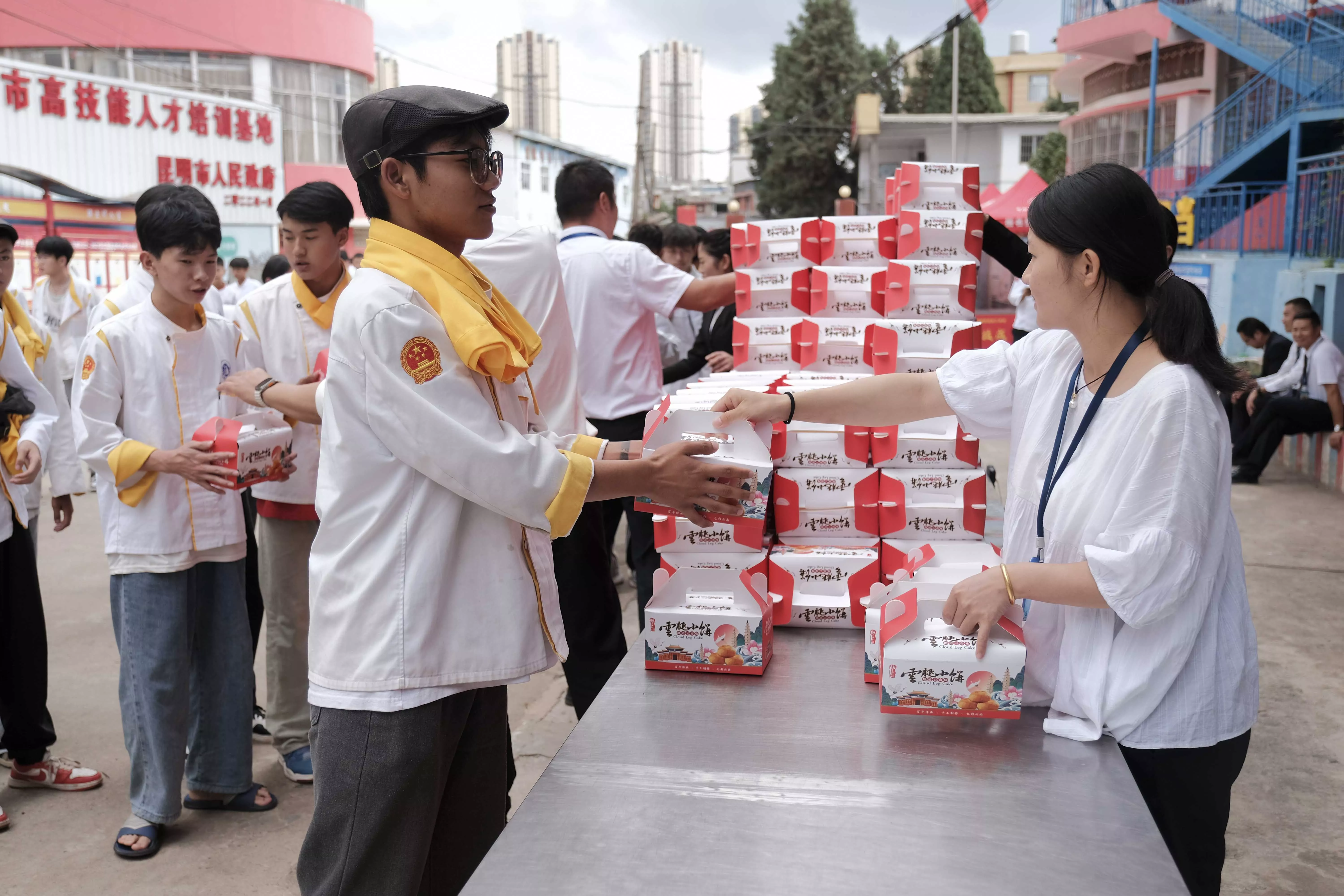 中秋节给学生发放月饼